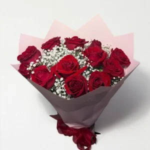 Ramo de 12 rosas rojas con follaje envueltas en papel coreano coreano con moño rojo.