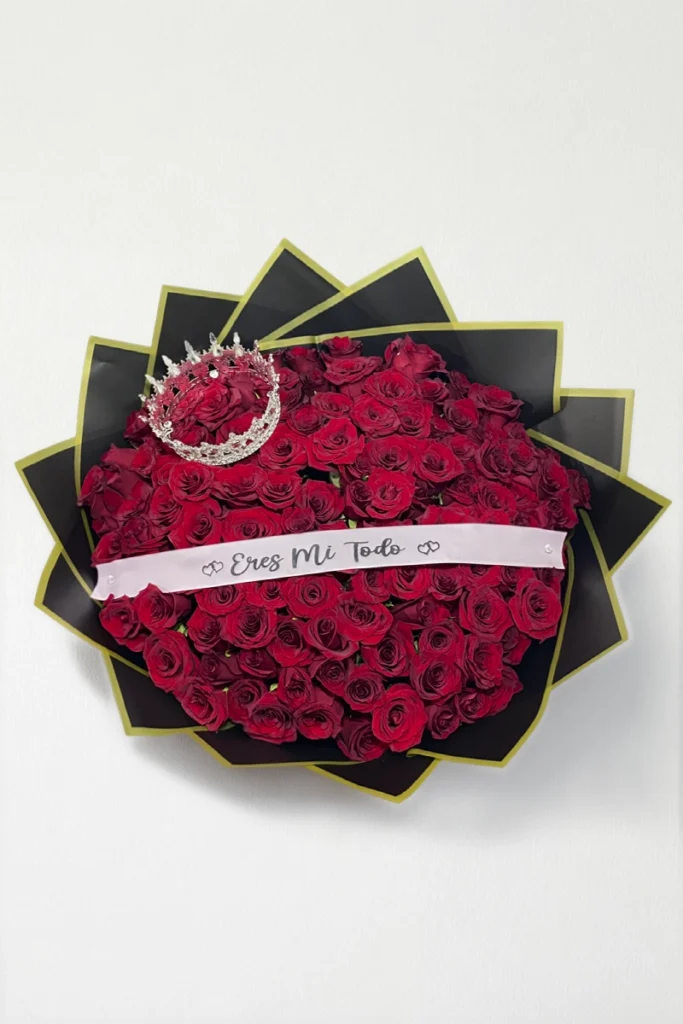 Ramo de 100 rosas rojas con follaje envueltas en papel coreano con moño.