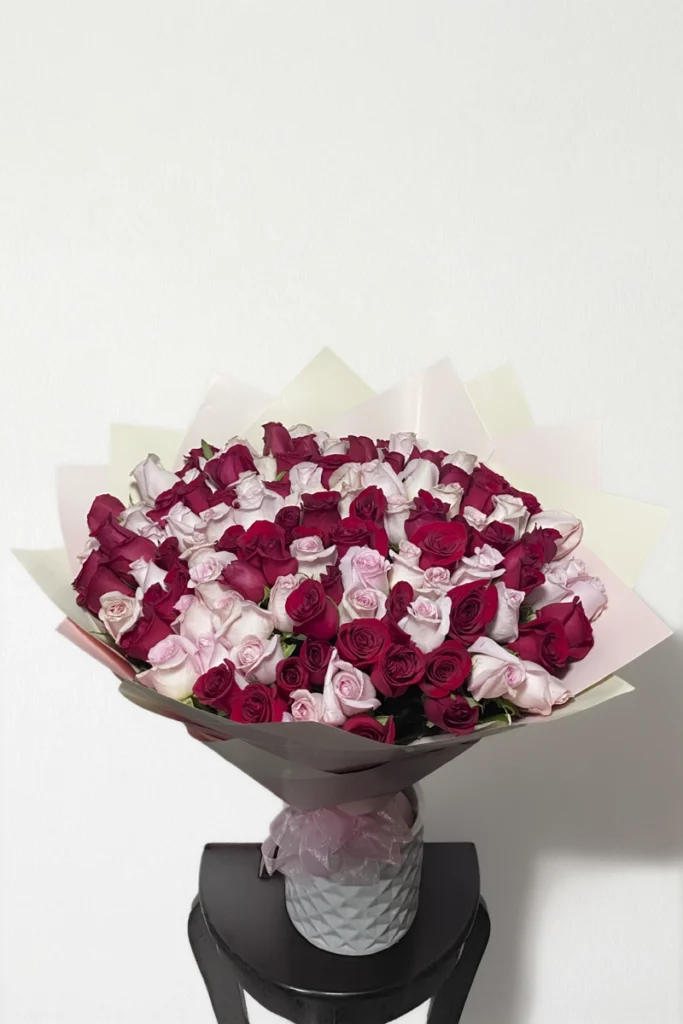 Ramo de 100 rosas rojas y rosas