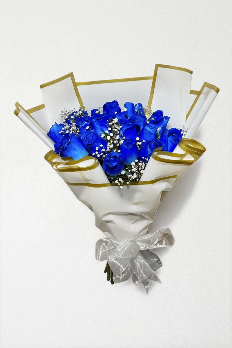Ramo de 24 rosas azul con follaje envueltas en papel coreano coreano con moño.