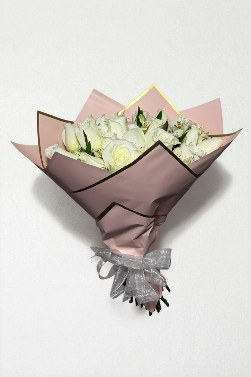 Ramo de 24 rosas blancas con follaje envueltas en papel coreano coreano con moño.