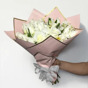 Ramo de 24 rosas blancas con follaje envueltas en papel coreano coreano con moño.