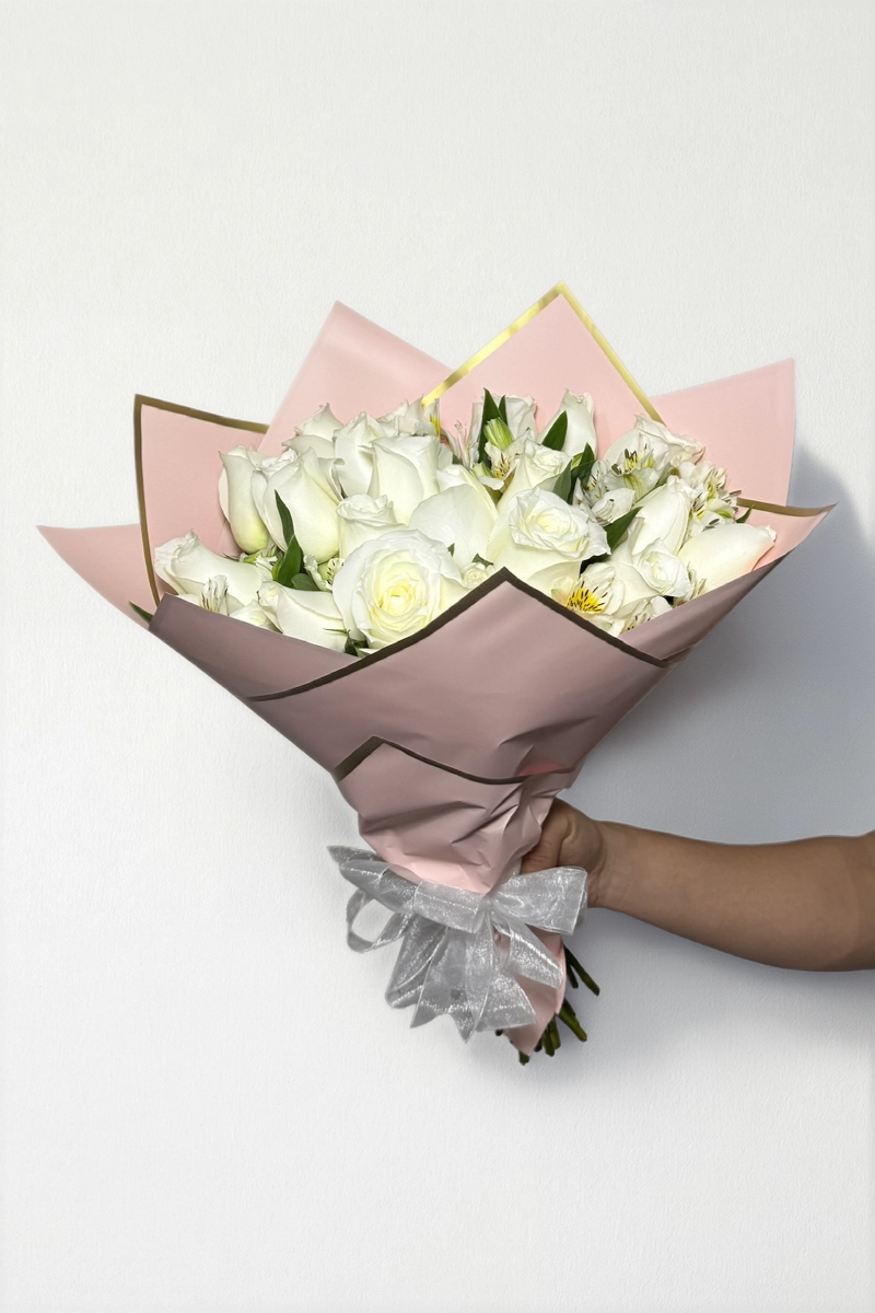 Ramo de 24 rosas blancas con follaje envueltas en papel coreano coreano con moño.