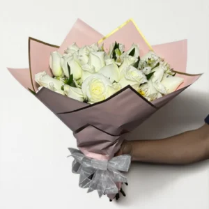 Ramo de 24 rosas blancas con follaje envueltas en papel coreano coreano con moño.
