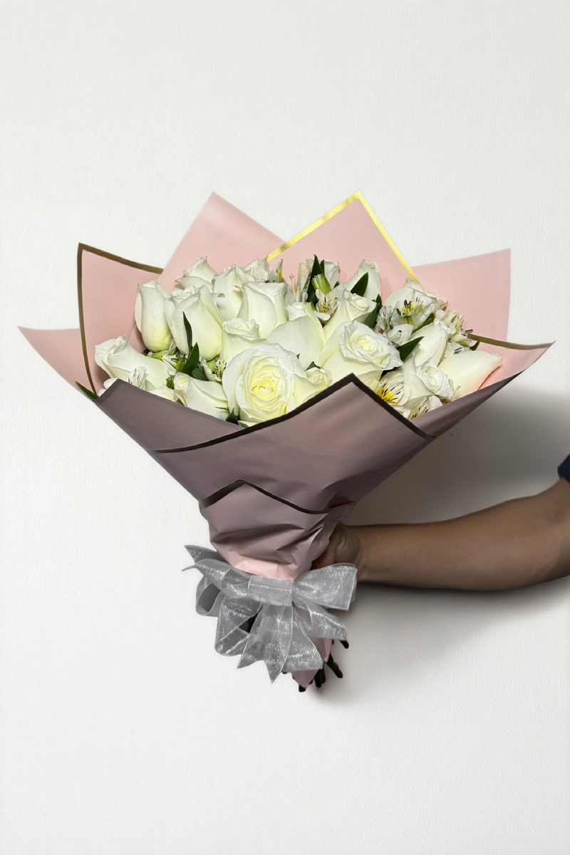 Ramo de 24 rosas blancas con follaje envueltas en papel coreano coreano con moño.