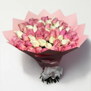 Ramo de 50 rosas blancas y rosas: imagen 3