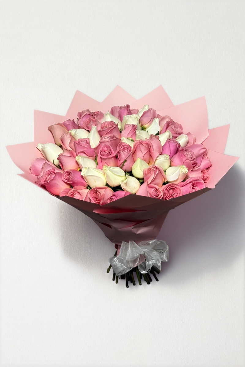 Ramo de 50 rosas blancas y rosas: imagen 3