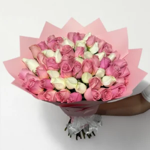 Ramo de 50 rosas blancas y rosas: imagen 2