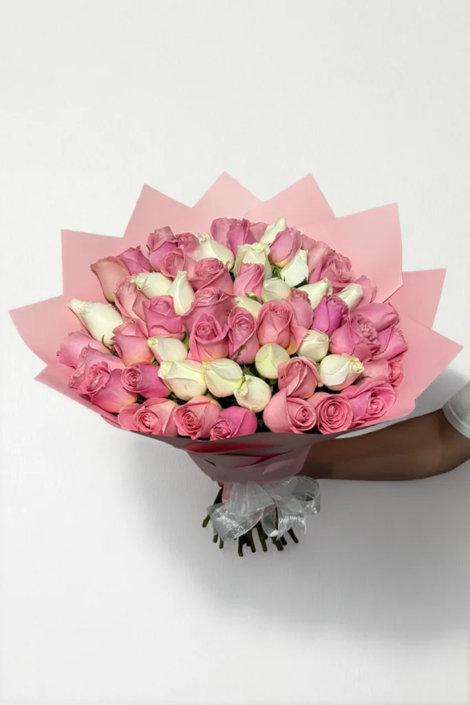 Ramo de 50 rosas blancas y rosas