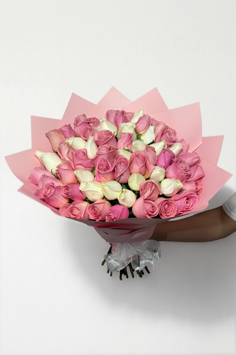 Ramo de 50 rosas blancas y rosas: imagen 2