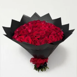 Ramo de 50 rosas rojas con follaje envueltas en papel coreano con moño.