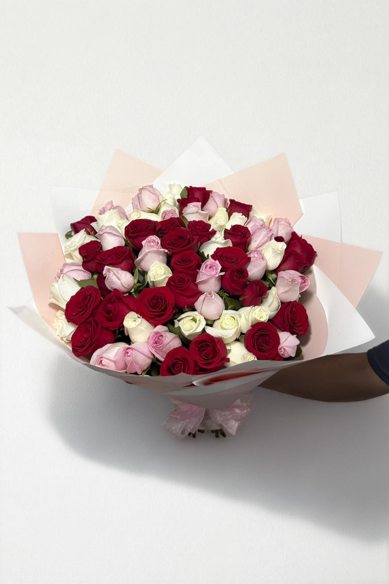Ramo de 50 rosas rojas, rosas y blancas: imagen 3