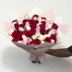 Ramo de 50 rosas rojas, rosas y blancas: imagen 2