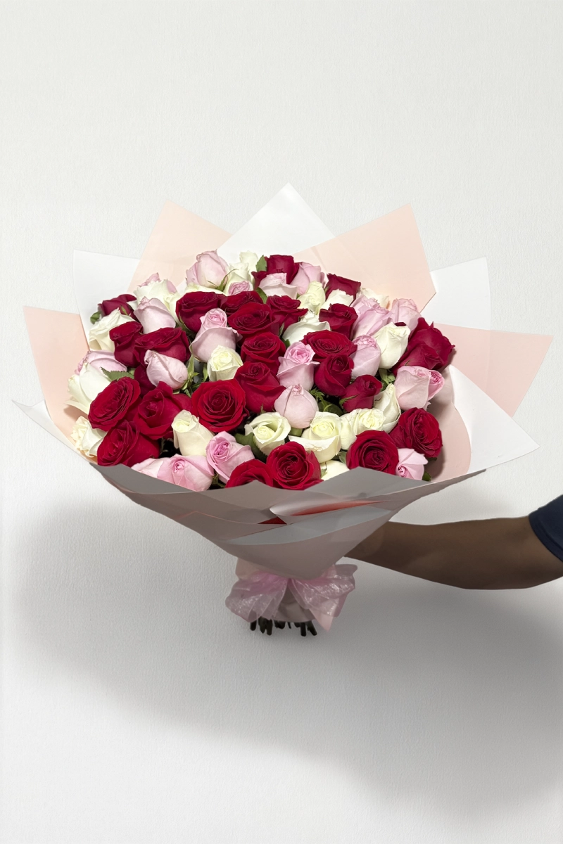 Ramo de 50 rosas rojas, rosas y blancas: imagen 2