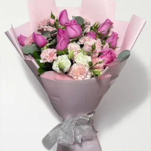 Ramo de 12 rosas con clavel