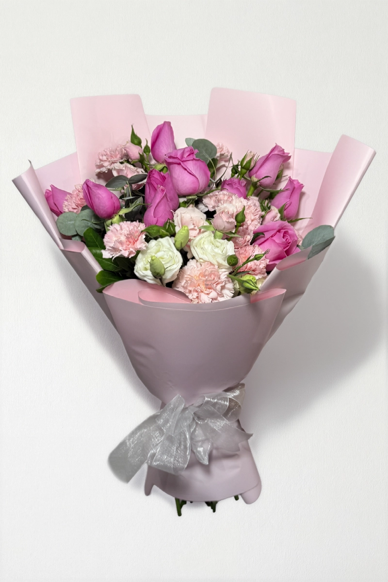 Ramo de 12 rosas con clavel