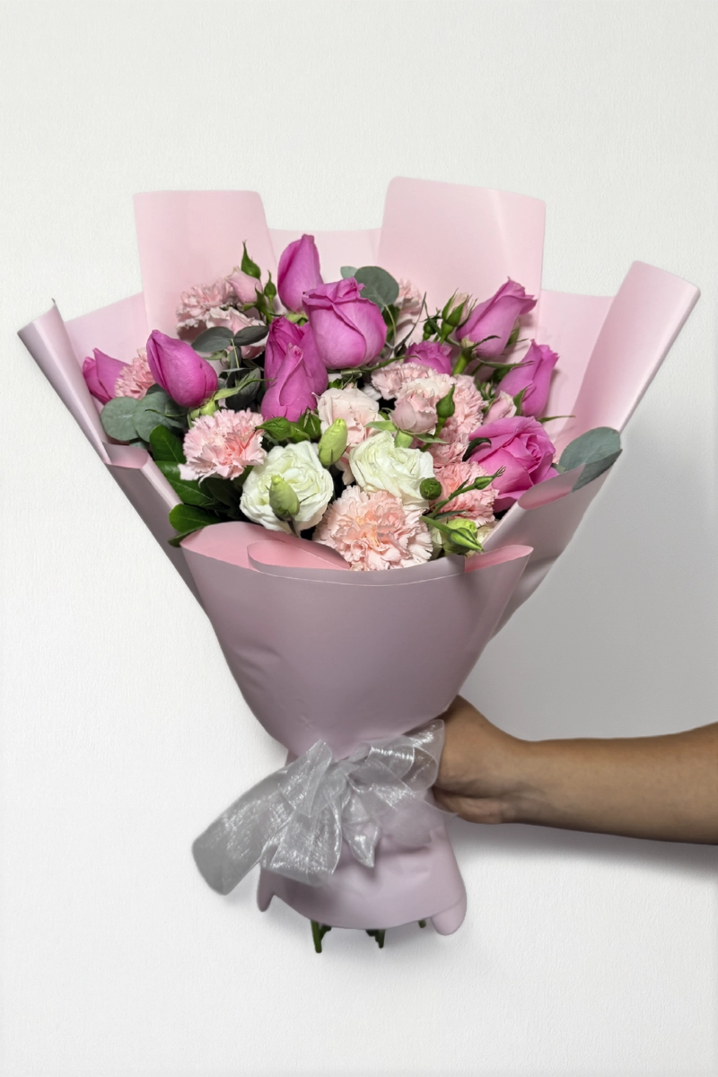 Ramo de 12 rosas con clavel: imagen 3