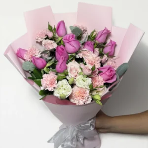 Ramo de 12 rosas con clavel: imagen 2