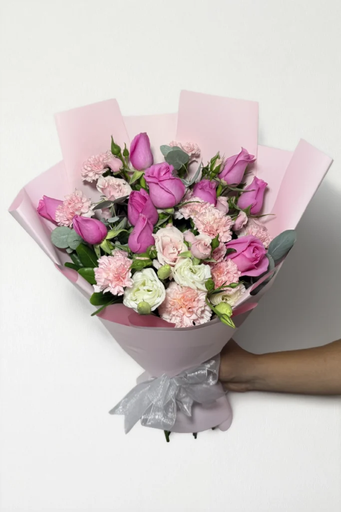 Ramo de 12 rosas con clavel