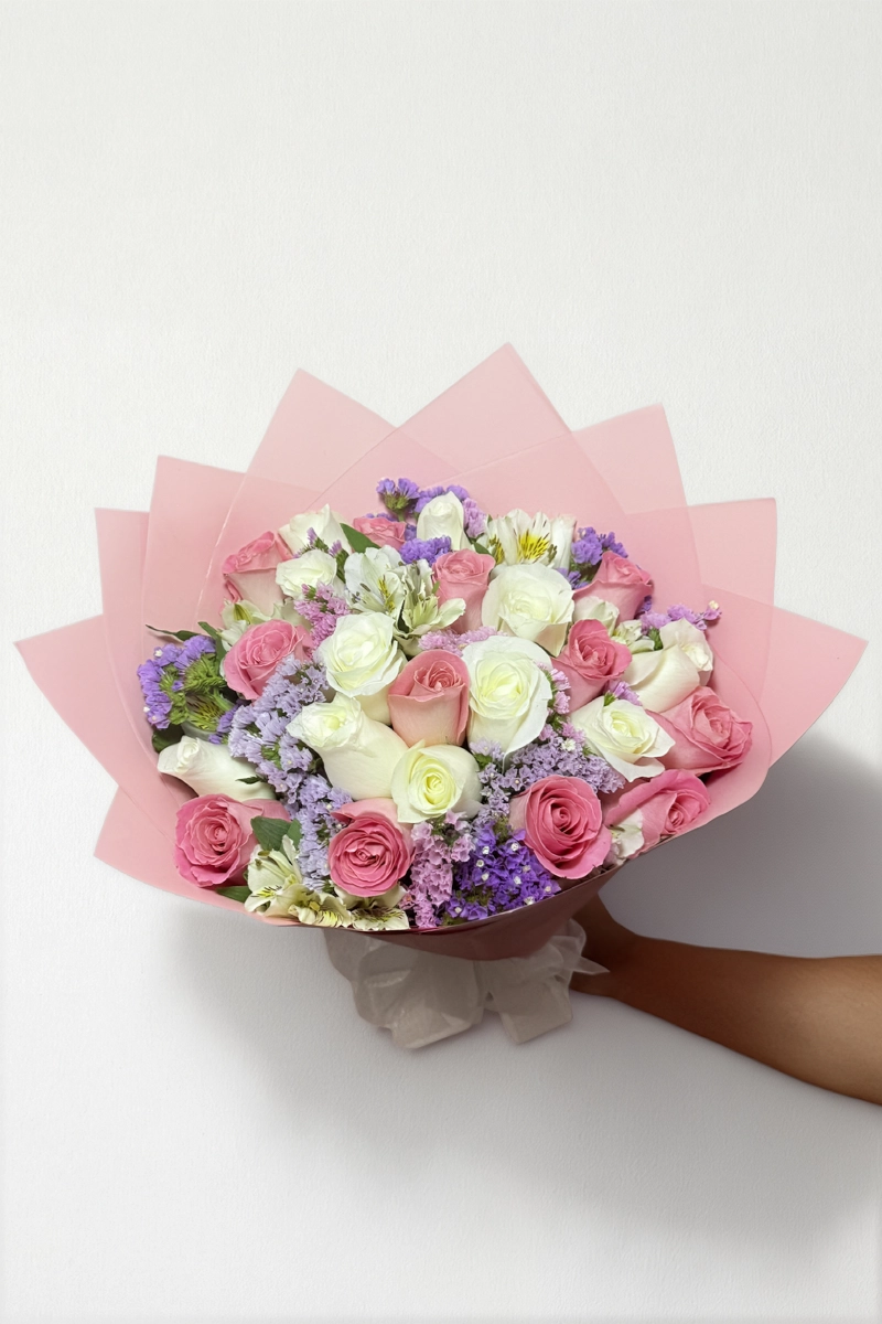 Ramo de 24 rosas con statice: imagen 2