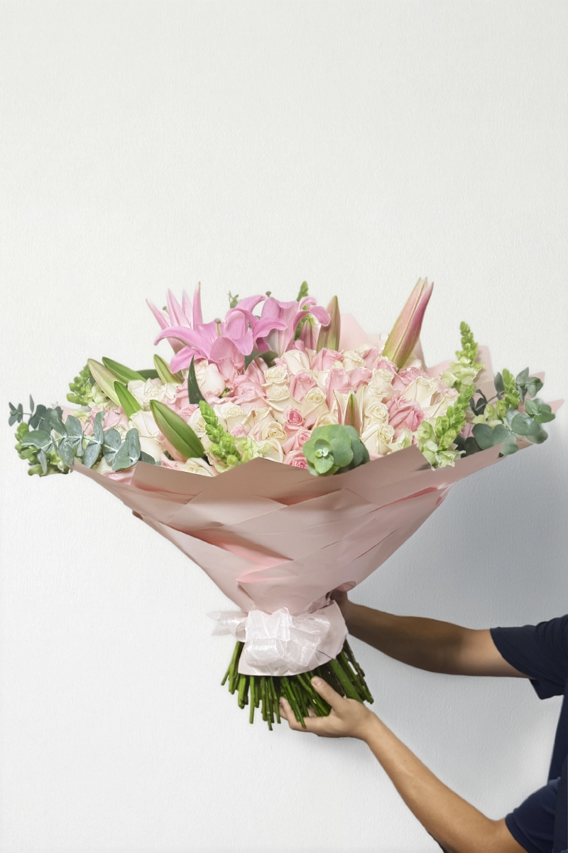 Ramo de 150 rosas y complementos: imagen 2