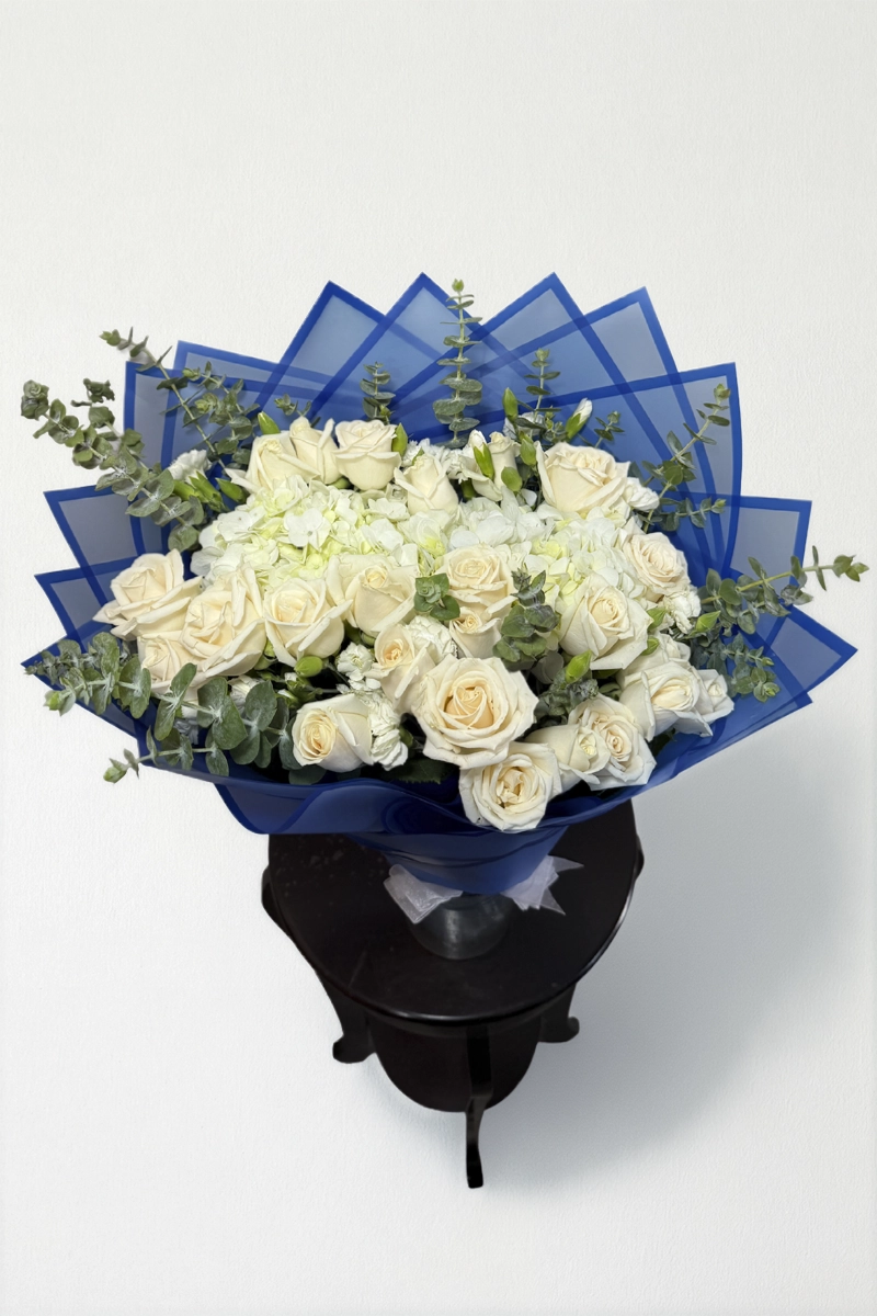 Ramo de 20 rosas con hortensia: imagen 3