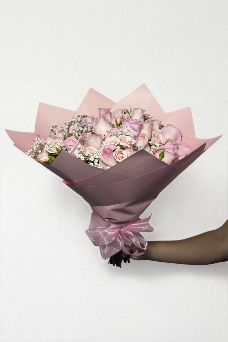Ramo de 24 rosas con mini rose: imagen 3