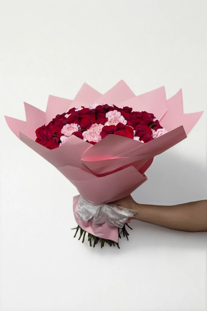 Ramo de 50 rosas con clavel