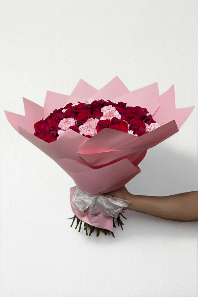 Ramo de 50 rosas con clavel: imagen 3