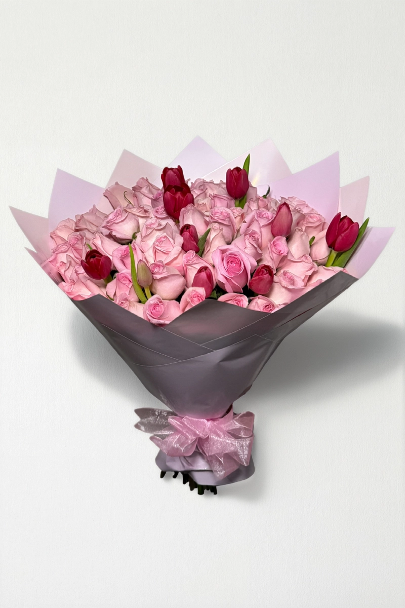 Ramo de 50 rosas con tulipanes