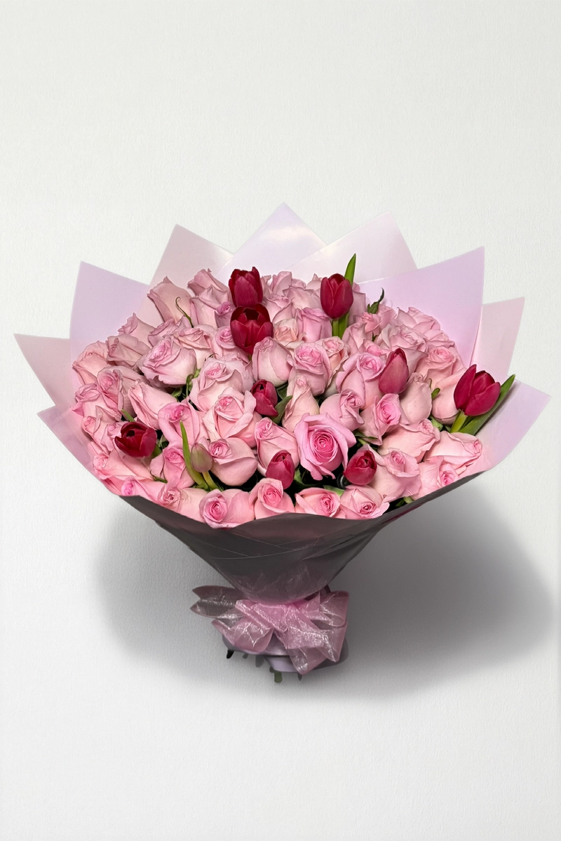 Ramo de 50 rosas con tulipanes: imagen 3
