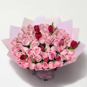 Ramo de 50 rosas con tulipanes: imagen 2