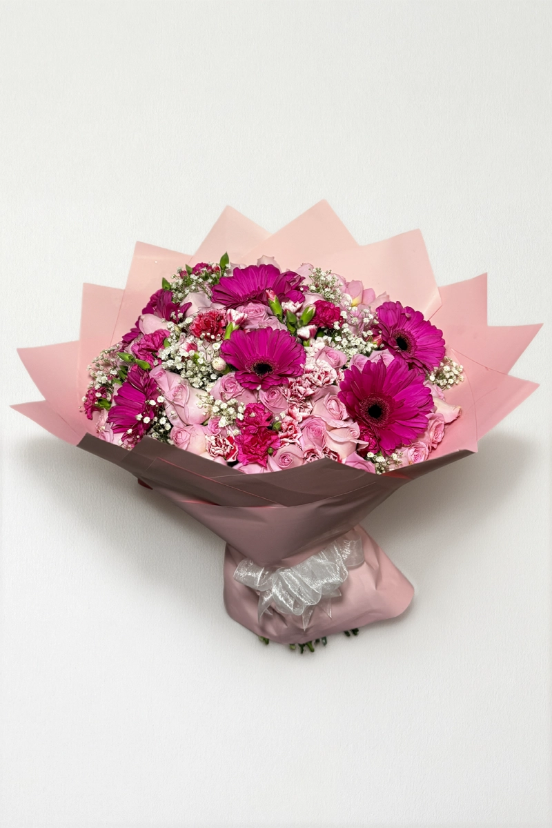 Ramo de 50 rosas con gerberas y complementos