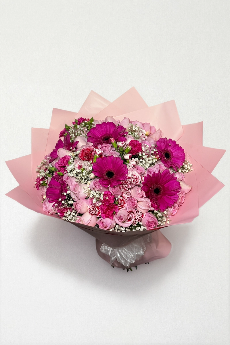 Ramo de 50 rosas con gerberas y complementos: imagen 2