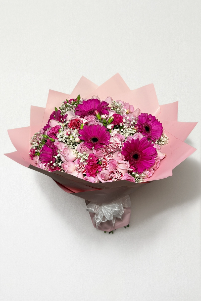 Ramo de 50 rosas con gerberas y complementos: imagen 3