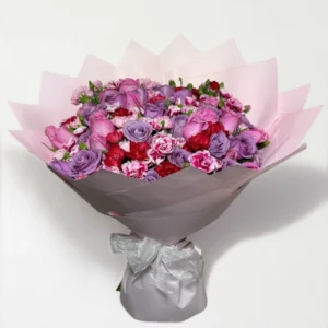 Ramo de 50 rosas con complementos