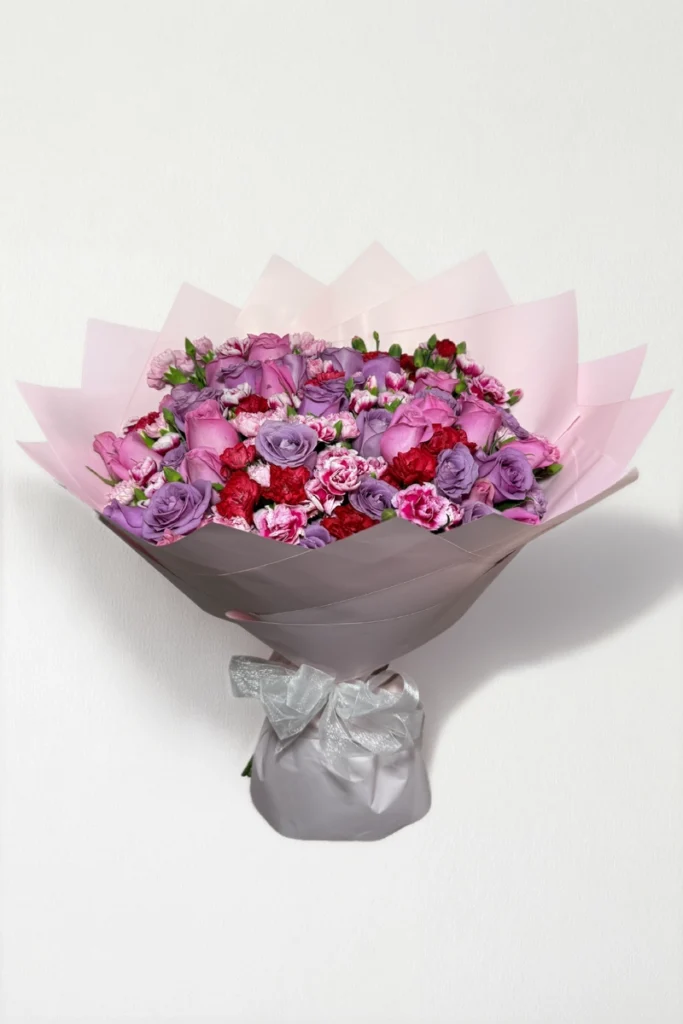 Ramo de 50 rosas con complementos