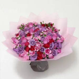 Ramo de 50 rosas con complementos: imagen 2