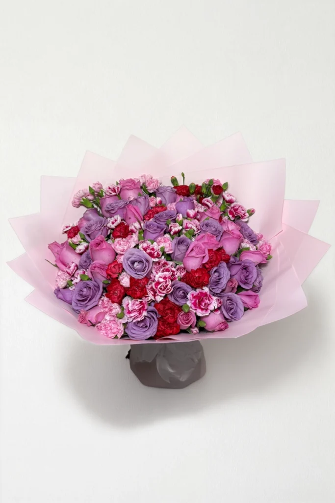 Ramo de 50 rosas con complementos
