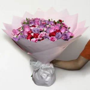 Ramo de 50 rosas con complementos: imagen 3