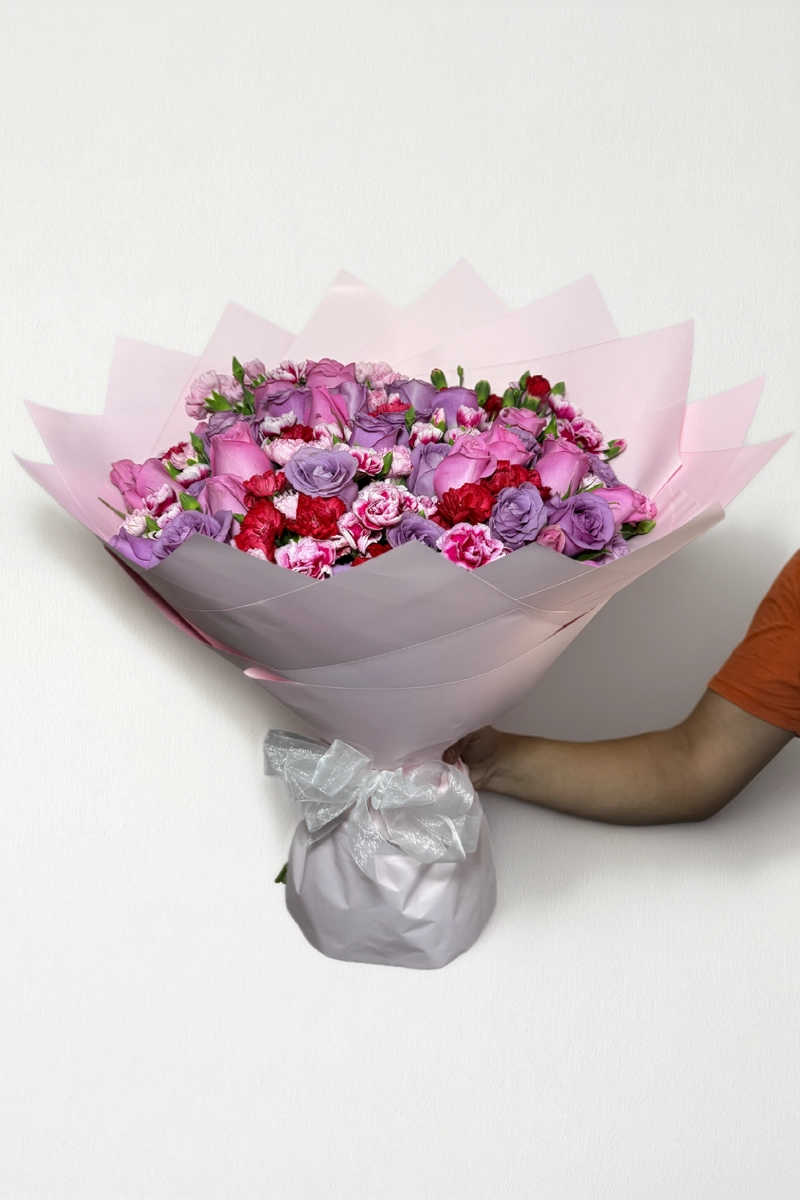 Ramo de 50 rosas con complementos: imagen 3