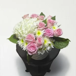 Arreglo de hortensia con rosas: imagen 3