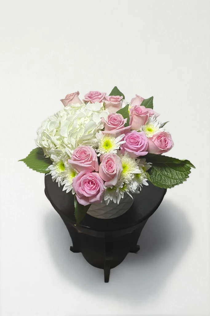 Arreglo de hortensia con rosas