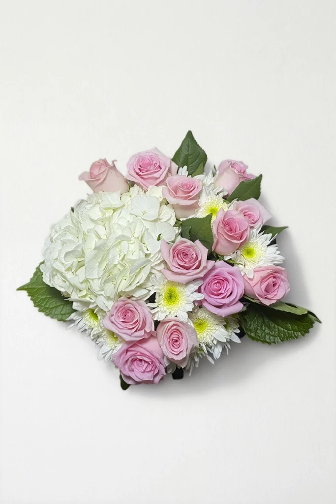 Arreglo de hortensia con rosas