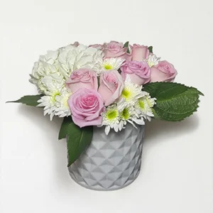 Arreglo de hortensia con rosas