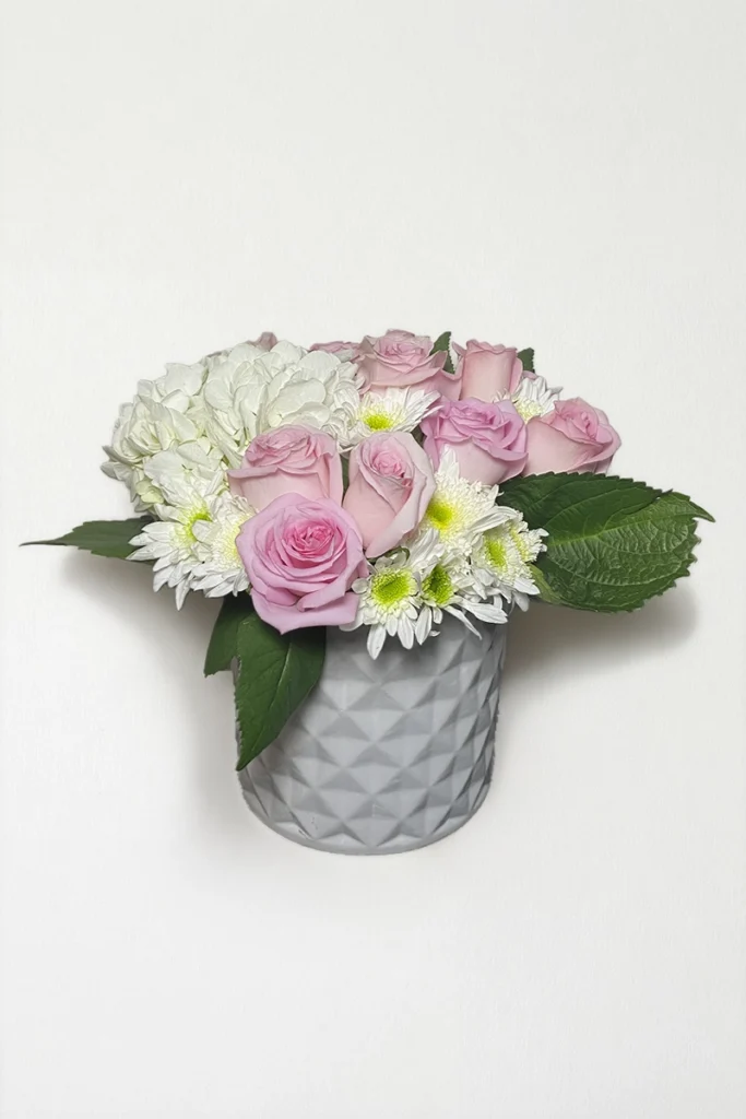 Arreglo de hortensia con rosas