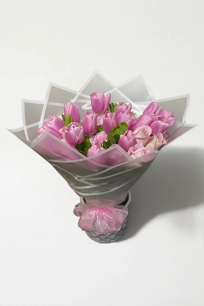 Ramo de 20 tulipanes con 12 rosas