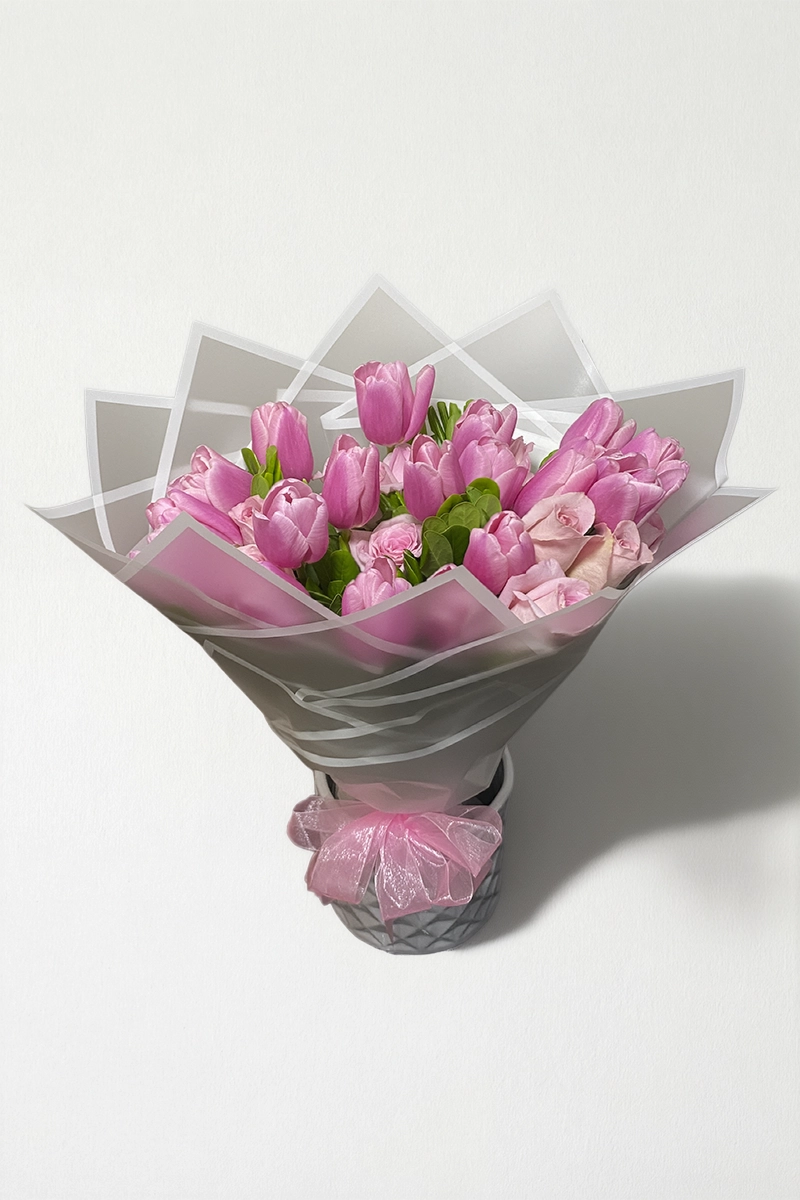 Ramo de 20 tulipanes con 12 rosas