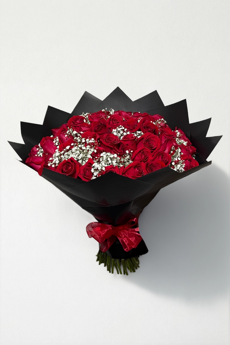Ramo de 50 rosas con baby breath